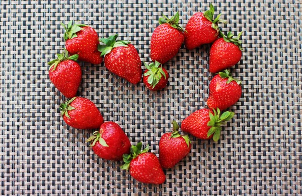 Fresas frescas de granjero en forma de corazón . — Foto de Stock