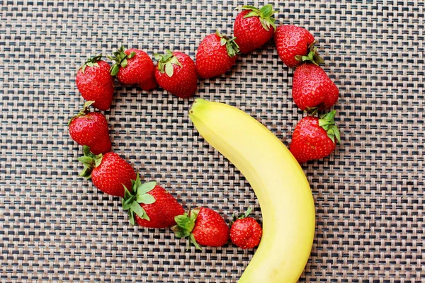 Αγρότης φρέσκα φράουλες στο σχήμα της καρδιάς. — Φωτογραφία Αρχείου