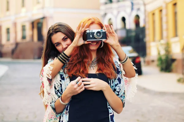 Duas mulheres bonitas brincando na rua — Fotografia de Stock