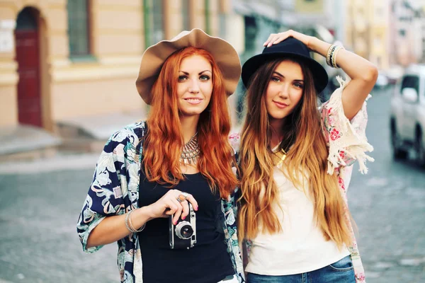 Two pretty women on street — Stock Photo, Image