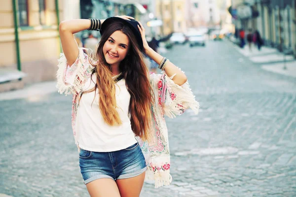 Mulher em roupas elegantes posando na rua — Fotografia de Stock