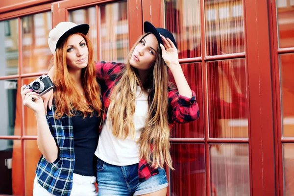 Two pretty women on street — Stock Photo, Image