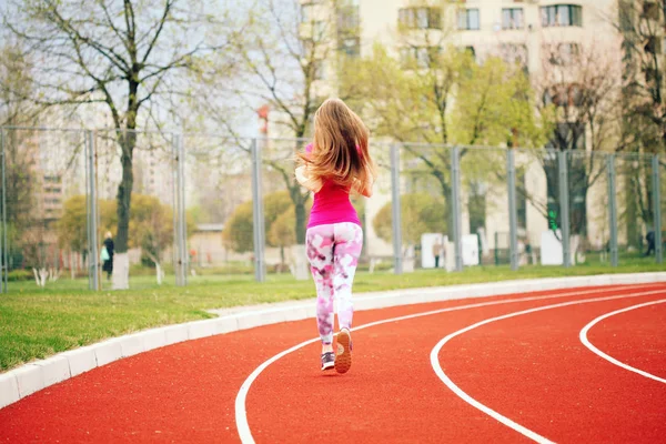 Sportieve vrouw draait op stadion — Stockfoto