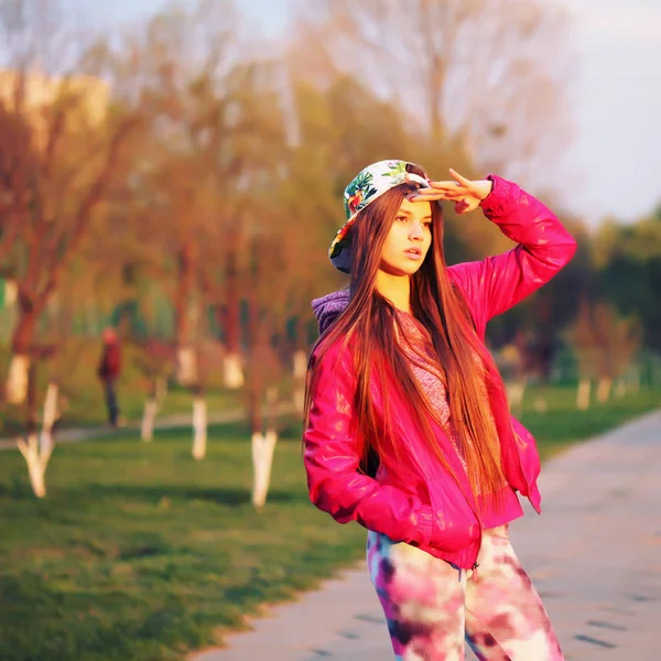 Female runner. Stylish girl wearing fashionable sportswear, baseball cap, with a backpack after a workout. Outdoors, lifestyle. — Stock Photo, Image