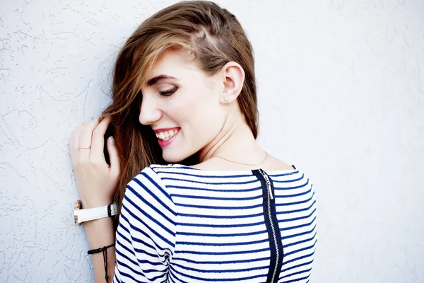 gri duvara yaslanmış kadın 