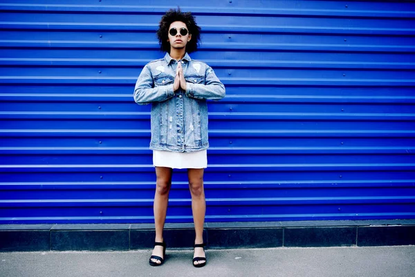 African american woman in jeans jacket — Stock Photo, Image