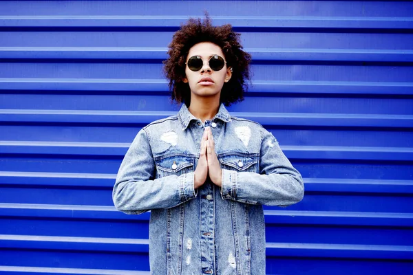 African american vrouw in jeans jasje — Stockfoto