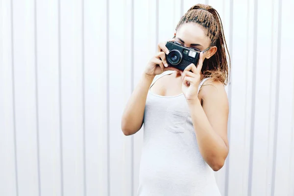 Africano americano mujer en gafas celebración cámara —  Fotos de Stock