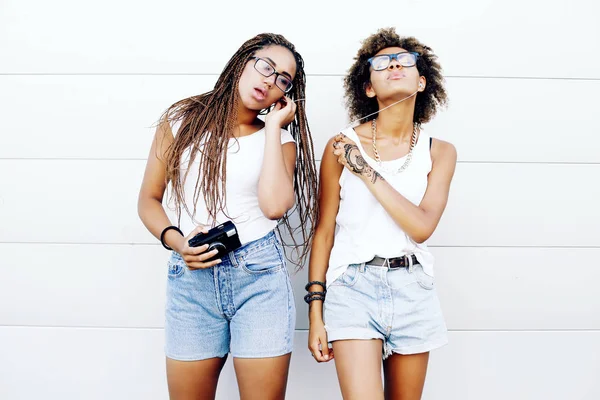 Afro-amerikai nők a nyári ruhák — Stock Fotó