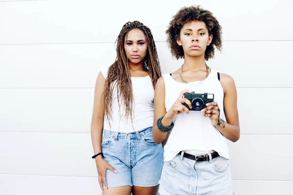 Afro-Amerikaanse vrouwen in zomer kleding — Stockfoto