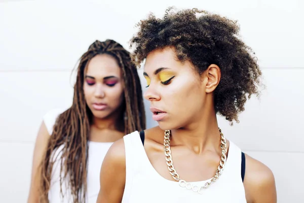 Afro-Amerikaanse vrouwen in zomer kleding — Stockfoto