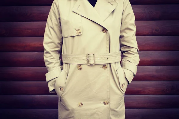 세련 된 베이지색 코트에 여자 — 스톡 사진