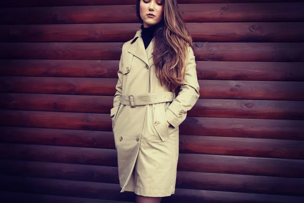 Привлекательная женщина в стильном бежевом пальто — стоковое фото