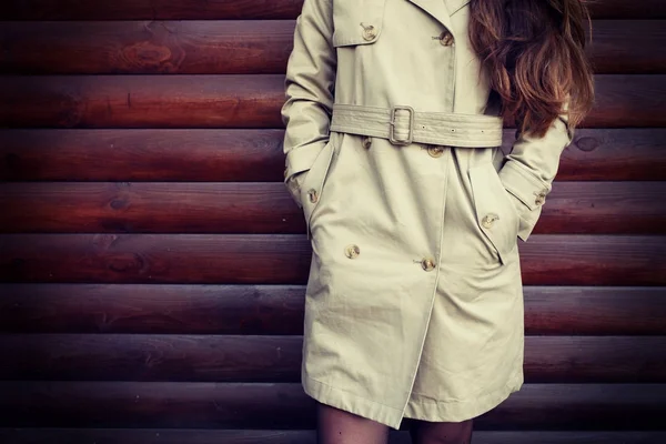 Женщина в стильном бежевом пальто — стоковое фото