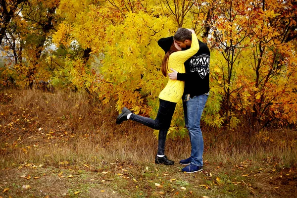 Casal em roupas quentes abraçando no parque — Fotografia de Stock