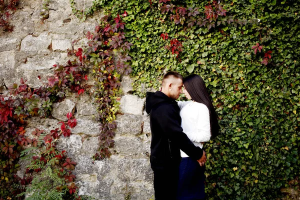 Couple amoureux étreignant près de mur de briques — Photo