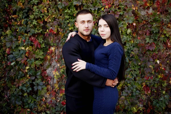 Casal apaixonado abraçando perto da parede de tijolo — Fotografia de Stock