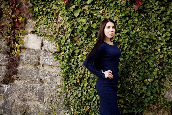 mavi elbiseli çekici esmer kadın 