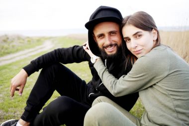 Çayır üzerinde oturan aşık Çift