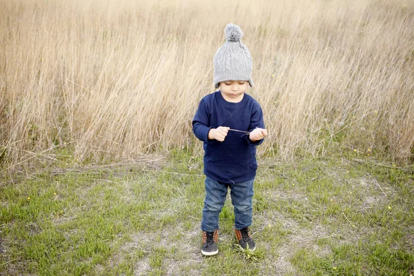 Niño en ropa de abrigo en el prado — Foto de Stock