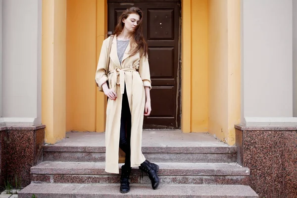 genç kadın bej trençkot 