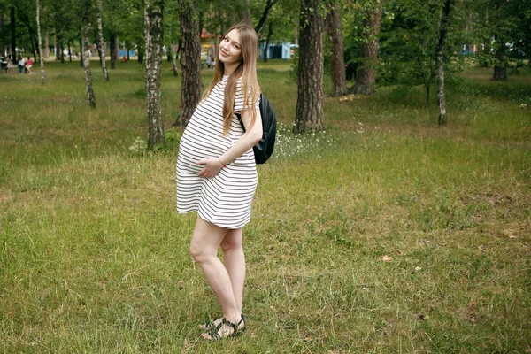 Mujer embarazada en vestido posando en el parque — Foto de Stock