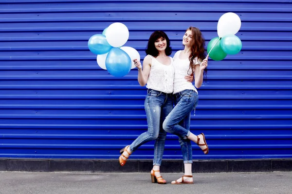 Madre con hija sosteniendo globos de aire —  Fotos de Stock