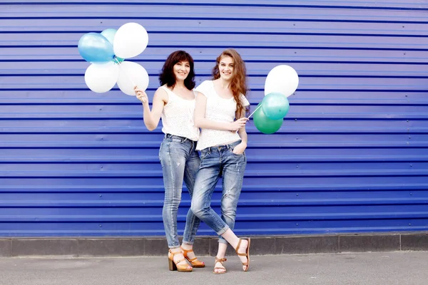 Anne ile kızı hava balonları ile — Stok fotoğraf