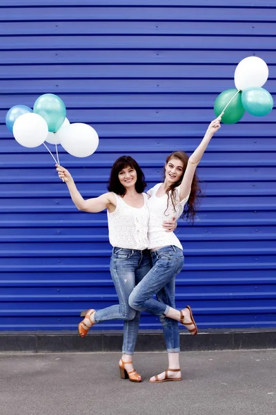 Mère avec sa fille tenant des ballons à air — Photo