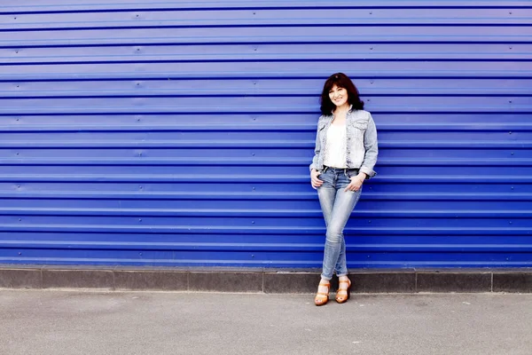 Atraktivní žena nosí džíny oblek — Stock fotografie