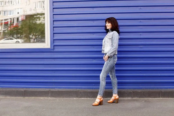 Mulher atraente vestindo terno jeans — Fotografia de Stock