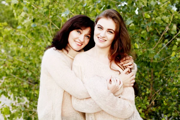 Мать с дочерью обнимаются — стоковое фото