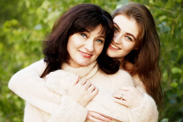 Mère avec fille câlin — Photo