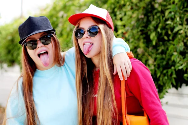 Dwa cute siostry w stylowe ubrania — Zdjęcie stockowe