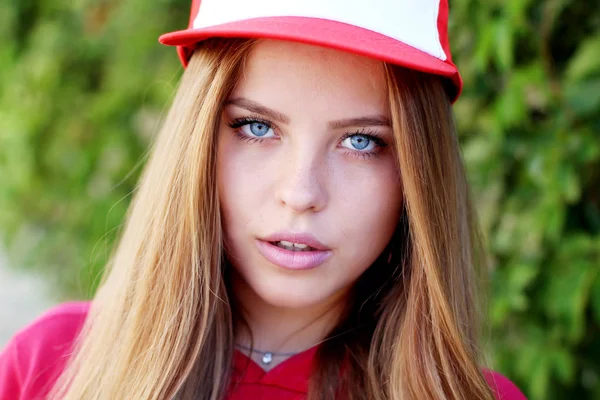 빨간 모자에 귀여운 여자의 초상화 — 스톡 사진