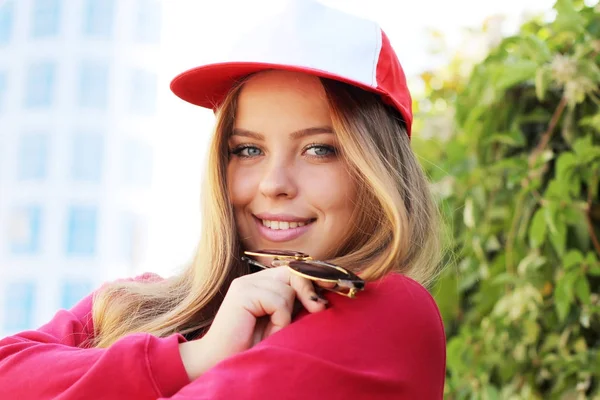 Aantrekkelijke jonge vrouw in rode dop — Stockfoto