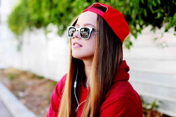 Atractiva joven en gorra roja — Foto de Stock