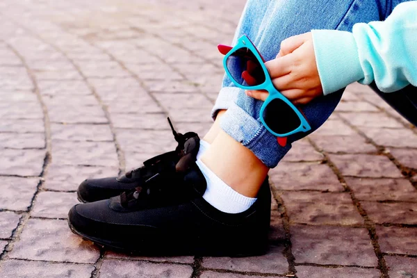 Piernas femeninas en elegantes zapatillas negras —  Fotos de Stock