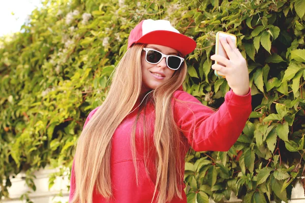 빨간 모자에 매력적인 젊은 여자 — 스톡 사진