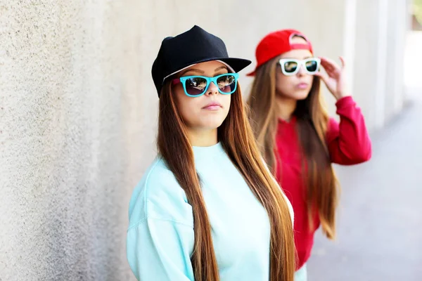 Deux sœurs mignonnes dans des vêtements élégants — Photo