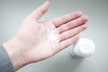 toz el üstünde test kadın