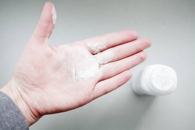 toz el üstünde test kadın