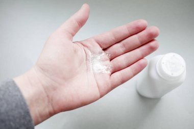 toz el üstünde test kadın