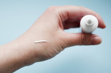 krem yandan test kadın