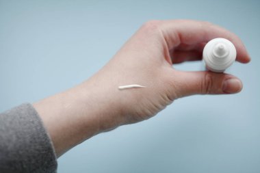 krem yandan test kadın