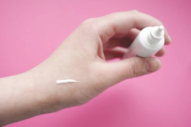 krem yandan test kadın