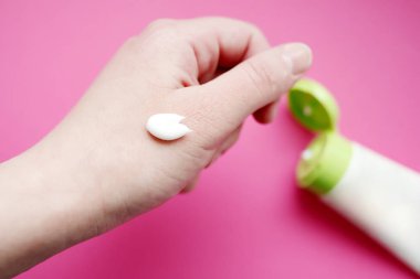 krem yandan test kadın