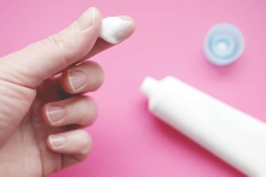 krem yandan test kadın