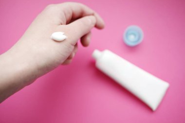 krem yandan test kadın