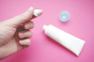 el kremi parmağına damla ile